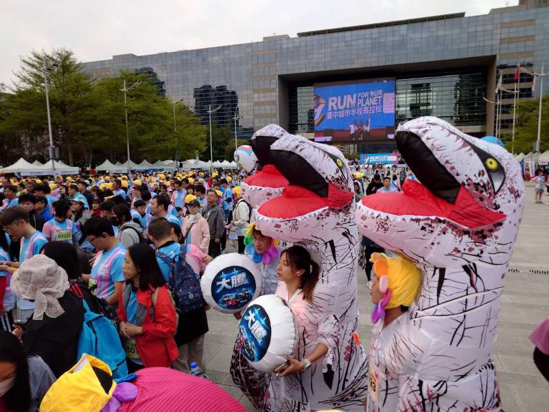 台中城市半馬繽紛回歸！1.5萬人「花樣」變裝開跑 豐邑集團連7年熱血響應