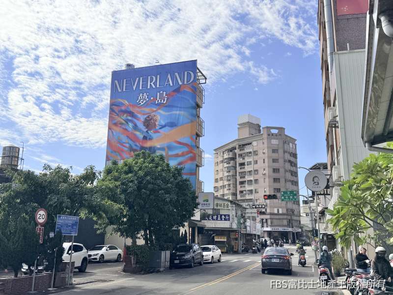 建案戶外定點廣告出現小王子童話風格，引起市民討論。(圖／記者莊亞築攝)