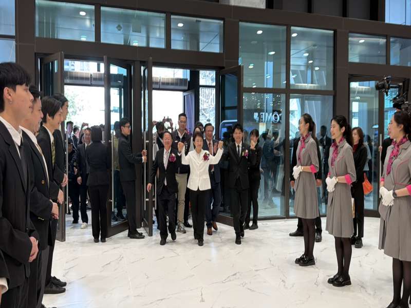 漢神洲際購物廣場開幕，市長盧秀燕到場揭幕。(圖／記者莊亞築攝)