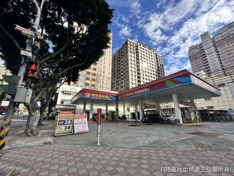 文心路四段與崇德路交界的「福懋加油站」，去年底已歇業。(圖／記者莊亞築攝)