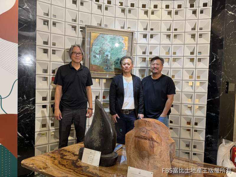 為期半年的「尉寶藝術季」獲得熱烈迴響，尉寶建設總經理陳英哲（中）協同藝術家吳極（右）、張家銘，在五期核心演繹「生活即藝術」的跨界對話。(圖／記者莊亞築攝)