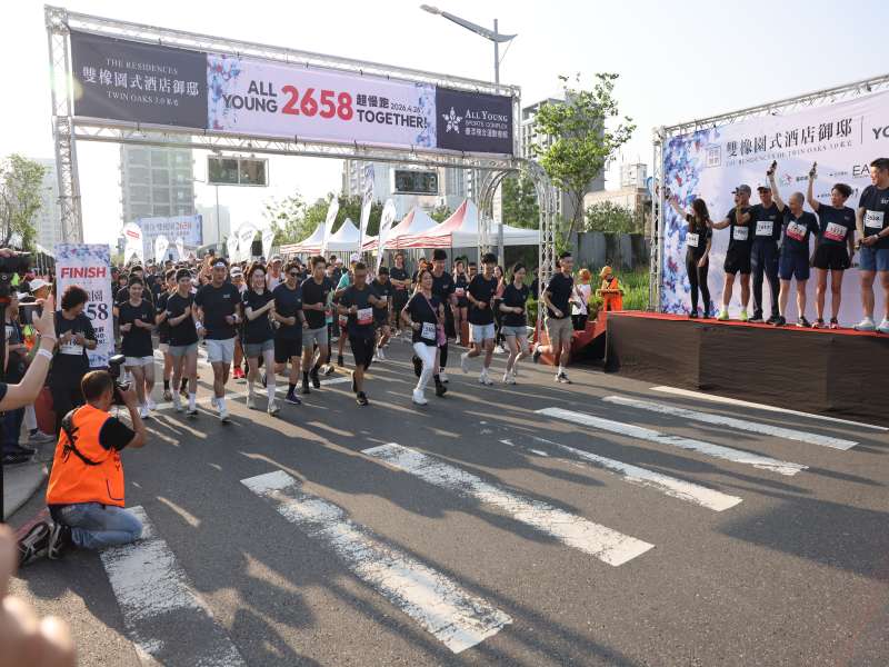 預熱推案氛圍，雙橡園開發辦超慢跑活動，引領跑者體驗住在14期的生活感。(圖／台中市政府提供)