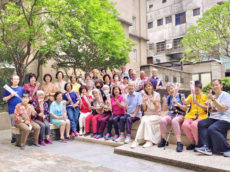 因應母親節,豐邑集團準備2萬朵康乃馨,替異地子女「把愛送回家」。