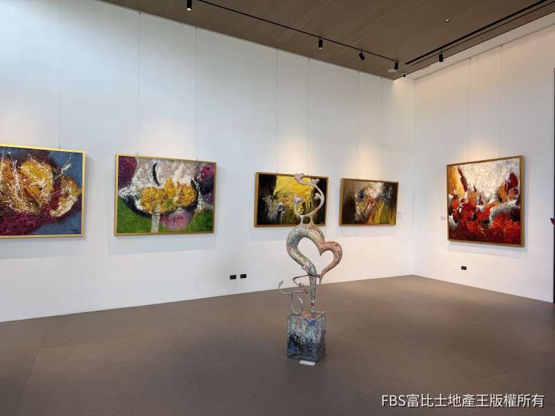 本檔同步登場的雙聯展，分別為雕塑家廖乾杉的《關於愛》與油畫家劉白雪的《萬象新生》。(圖／記者莊亞築攝影）