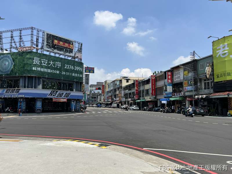 科博特區周邊西屯路生活機能完善,成熟街廓與商業機能,展現出核心蛋黃區。(圖/記者莊亞築攝影)