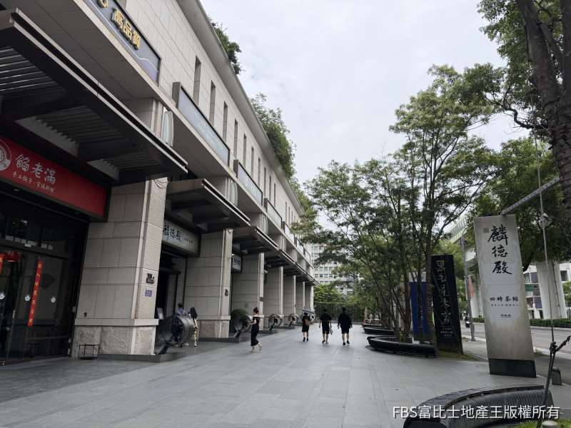 築間集團位於文心路上的店面，也由鍋物改成茶館型態再出發。(圖／記者莊亞築攝影）