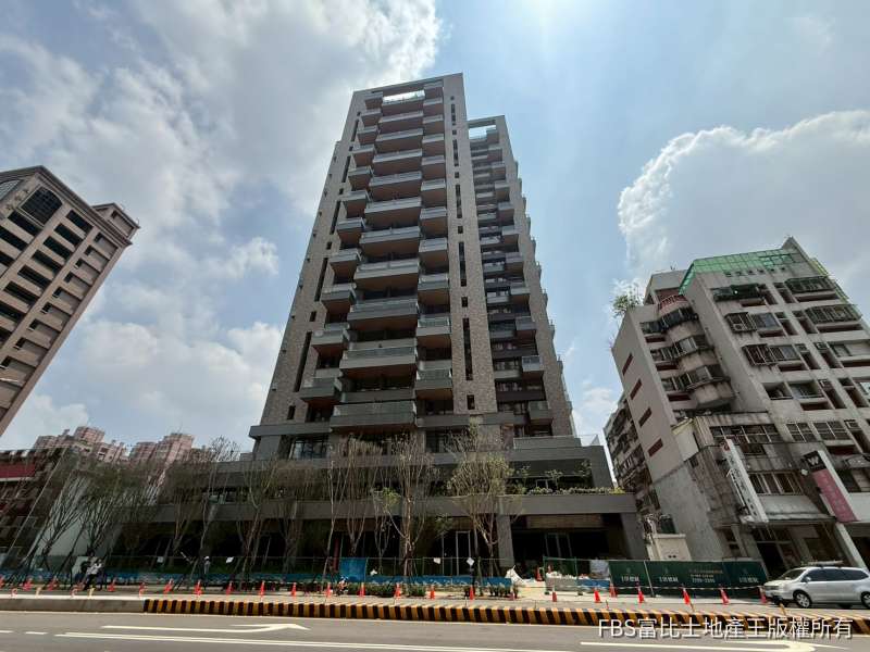 冠德建設推出的「冠德崇德綻」採先建後售,滿足換屋族不想等待的購屋條件。(圖/記者莊亞築攝影)
