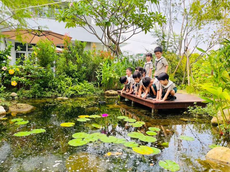 幼兒與大自然的互動。圖片提供/四季藝術兒童教育機構