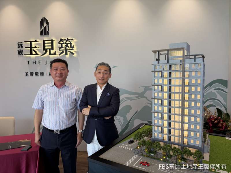 「沅宬玉見築」專案總經理林喆榕(右)與沅宬建設總經理曾繼慶分析13期房市。(圖／記者莊亞築攝影）