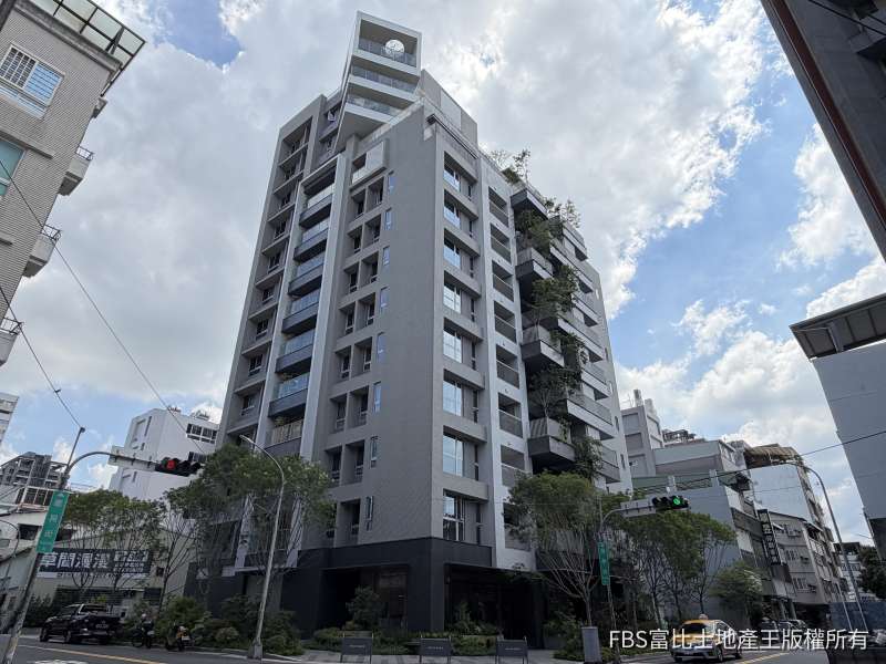 「草間漫漫」外觀由建築師張景堯設計，捨棄水平重複立面，改以高層陽台與屋脊不對稱設計，呈現獨特立體輪廓。(圖／記者莊亞築攝影）