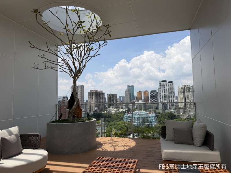 「草間漫漫」頂樓觀景台轉向45度面向台中植物園，住戶可在此以「上帝視角」欣賞綠地美景。(圖／記者莊亞築攝影）