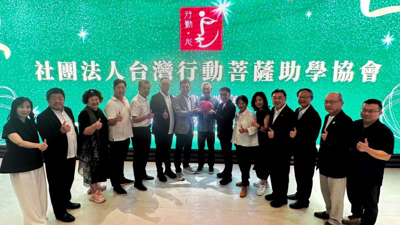 台灣行動菩薩助學協會歷屆理事長、理監事合影,共同見證協會邁入新任理事長游金洲帶領的新階段。