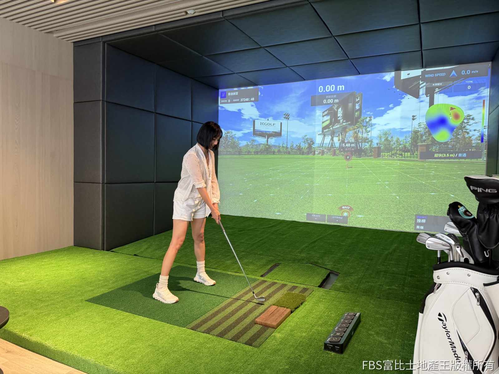 富旺「艾美莊園－市鎮香榭」公設多元豐富，不用出門也能在社區進行高爾夫模擬揮桿。(圖／記者莊亞築攝影）
