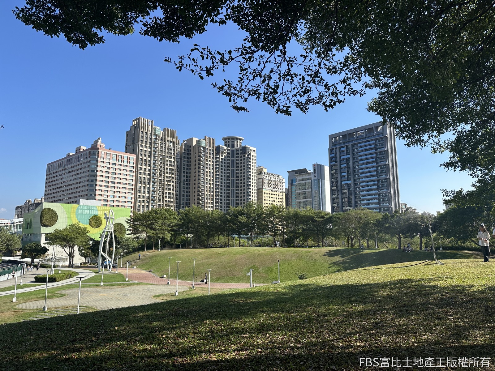 公園首排一地難求 豪宅聚落沿綠地版圖擴張