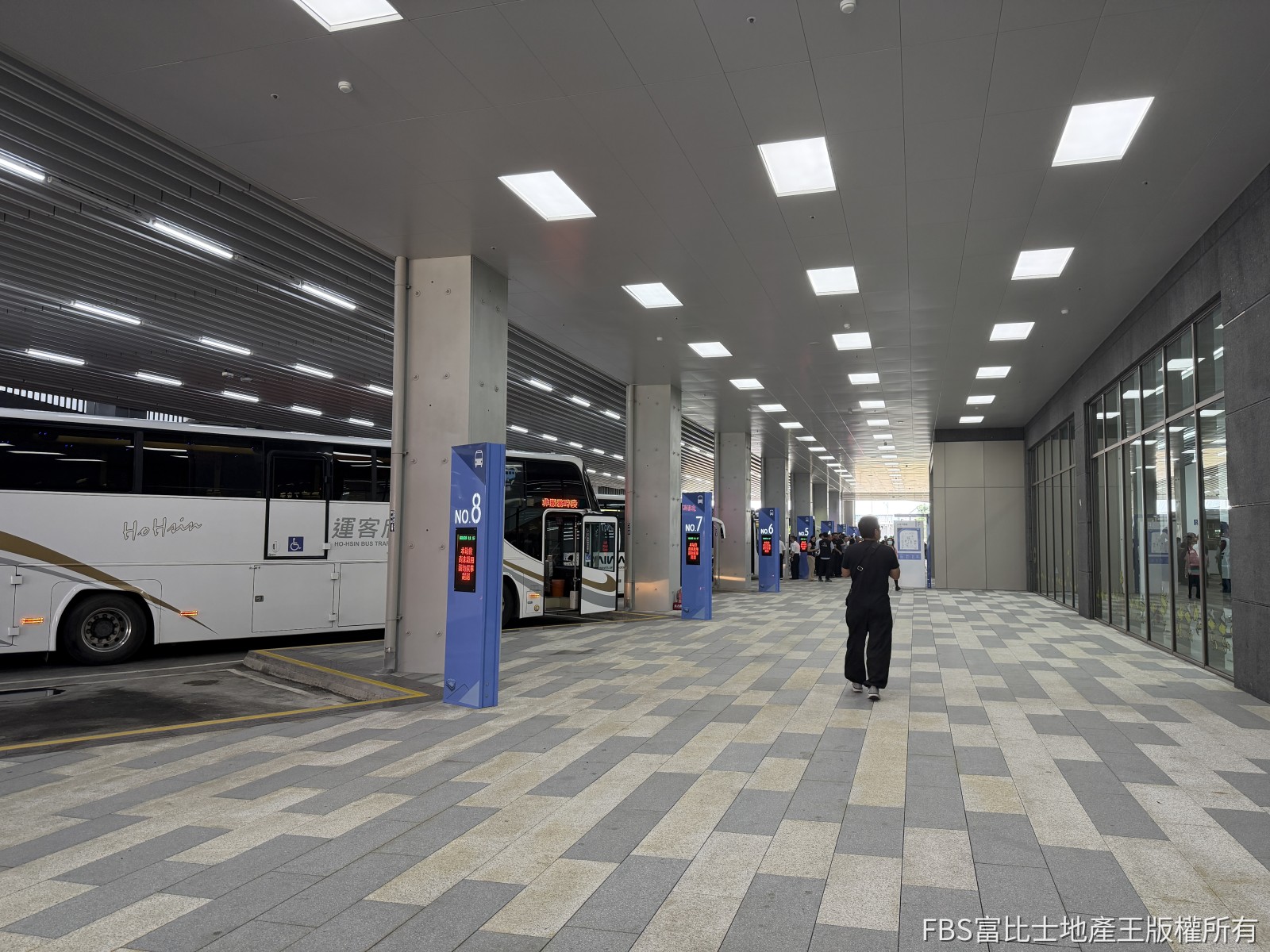 水湳轉運中心內部候車月台。(圖／記者莊亞築攝影）