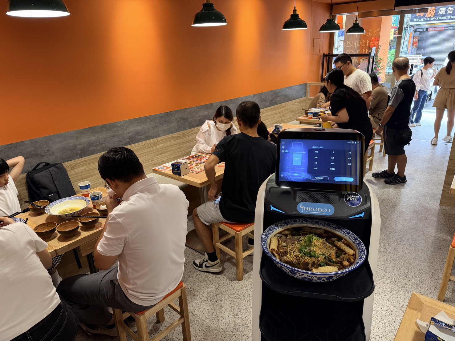精緻店型再加上數位點餐、送餐,已成現代餐飲新趨勢。(圖/記者莊亞築攝影)