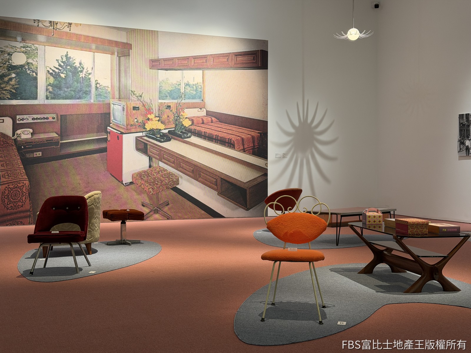 王水河設計的家具原件，也在展覽中曝光。(圖／記者莊亞築攝)