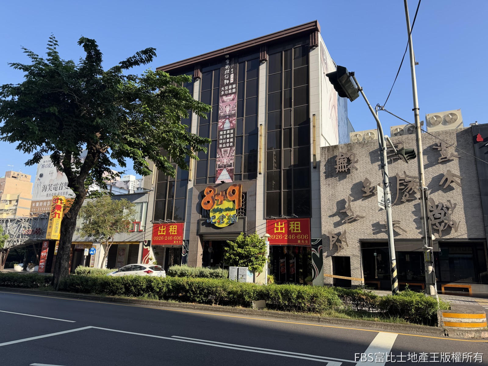台南擔仔麵旗下「8+9」餐酒館在店面掛出大大的出租布條引發熱議,經詢問,只是要分租部分空間。(圖/記者莊亞築攝)